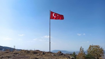 Çınarcık köyünde dev Türk bayrağı