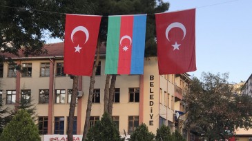 Belediyeden Azerbaycan’a bayraklı destek