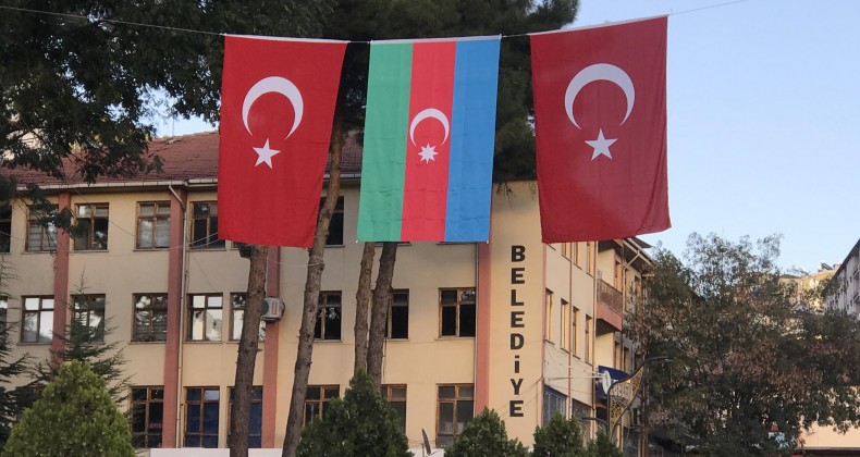 Belediyeden Azerbaycan’a bayraklı destek