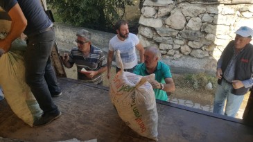 Reşadiye’den İstanbul’a kamyonla kışlık yiyecek gönderdiler