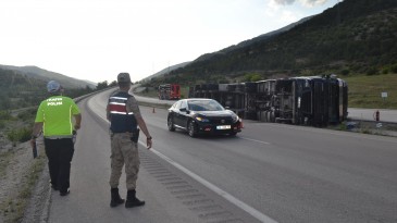 Tır devrildi sürücü ölümden döndü