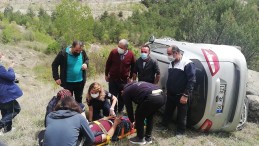 Uçurumdan yuvarlanan araç kayaya çarptı