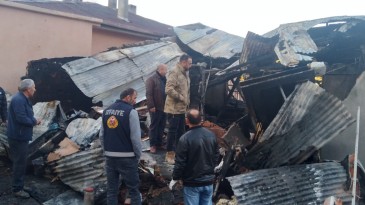 BELEDİYE BAŞKAN VEKİLİ TURGUT ŞAHİN YANAN EVDE İNCELEMELERDE BULUNDU