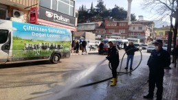 TEMİZLİK İŞLERİ CADDELERİ YIKADI