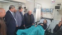 AK PARTİ İLÇE BAŞKANI YAKUP KARACA, BELEDİYE BAŞKANI MUSTAFA YILMAZ KAZADA YARALANANLARI ZİYARET ETTİ