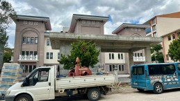 Reşadiye Kaymakamlığı’nın yeni binaya yapılan güvenlik girişi tepki çekti