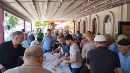 Reşadiye cami yaptırma ve yaşatma derneği aşure dağıttı