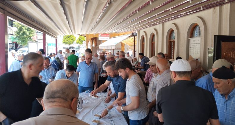 Reşadiye cami yaptırma ve yaşatma derneği aşure dağıttı