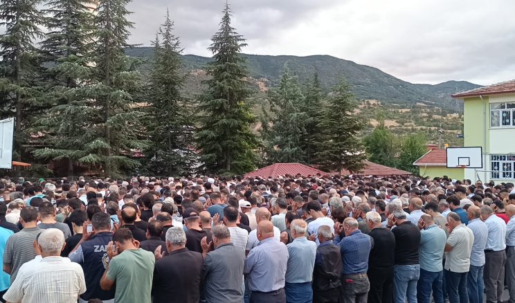 Reşadiye’de trafik kazasında ölen Liseli Arda son yolculuğuna uğurlandı