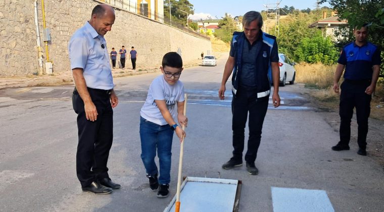 Reşadiye Belediyesi’nden öğrencilerin güvenliği için yaya geçidi çalışması