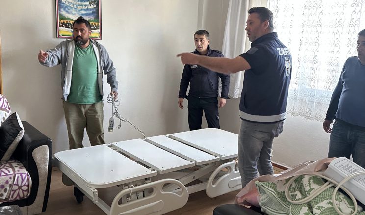 Başkan Ergül Ünal’dan yaşlı hastaya yatak desteği