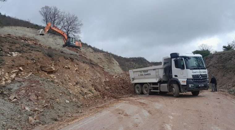 Reşadiye köy gurup yollarında heyelan