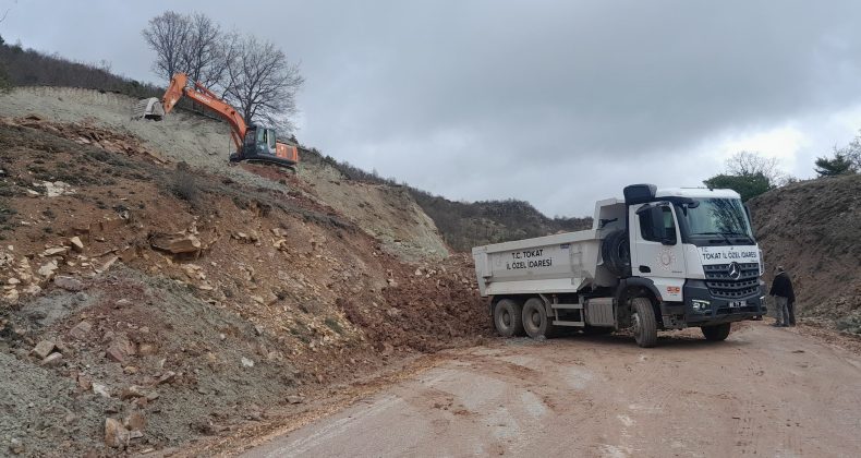 Reşadiye köy gurup yollarında heyelan